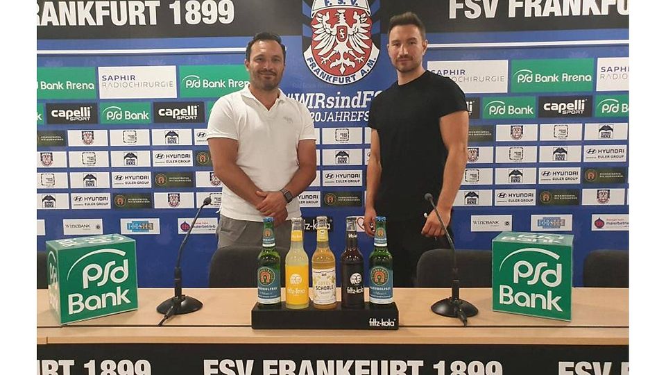 Trainer Thomas Brendel (links) begrüßt Daniel Endres als Neuzugang des FSV Frankfurt. 	Foto: FSV
