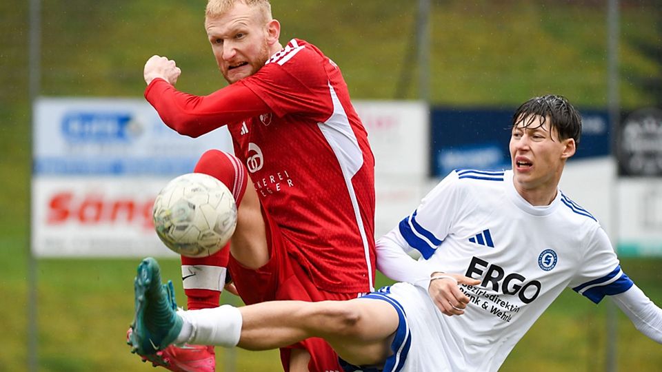  Spitzenreiter TuS Kleines Wiesental, hier mit Jason Christian (links), gewann das Topspiel gegen den SV Schopfheim (Malvin Siegwardt) mit 1:0. | Foto: Gerd Gründl 
