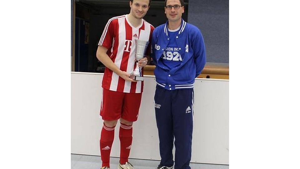 Freude über den Pokal bei Vöhringen.