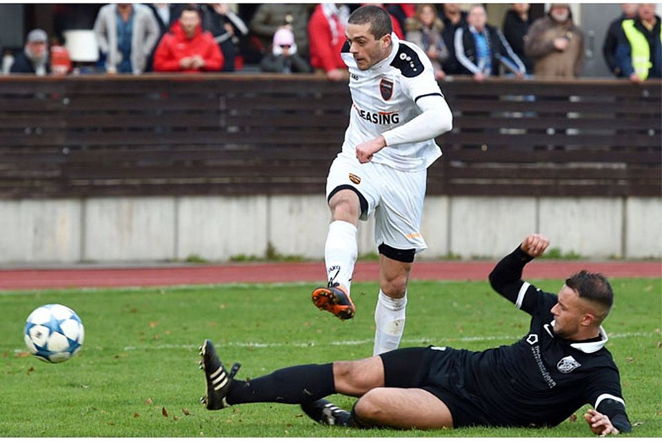Daniel Scherer erzielte beim 2:1-Sieg des TSV Neusäß im Nachbarschaftsderby gegen den SV Cosmos Aystetten beide Treffer. Hier kommt Michael Felder zu spät.	  F.: Marcus Merk
