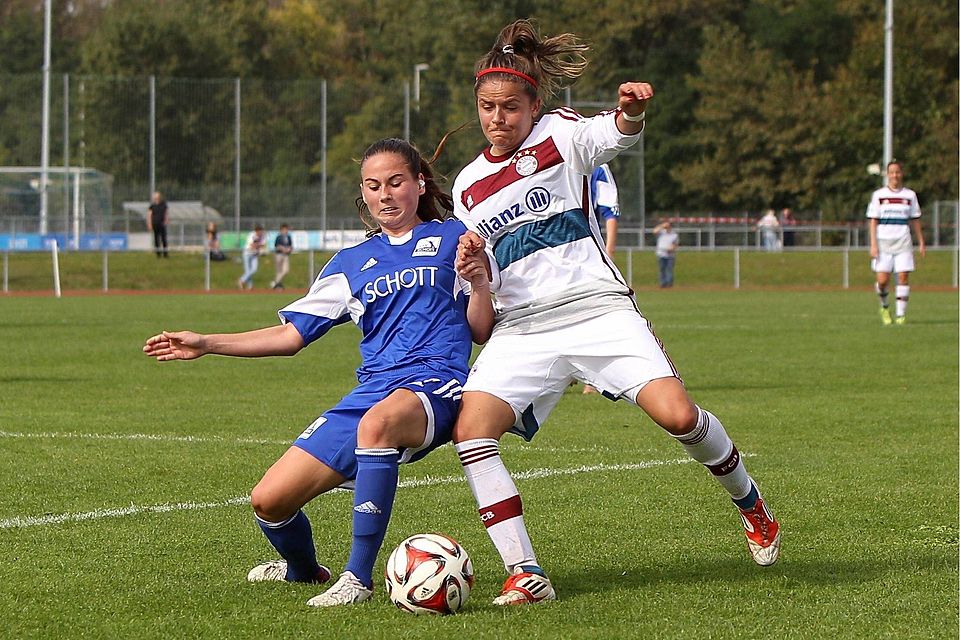 Einsatz fraglich: Schott-Spielerin Celina Beuter (links), hier im DFB-Pokal gegen Bayern München, droht auszufallen.	Archivfoto: imago
