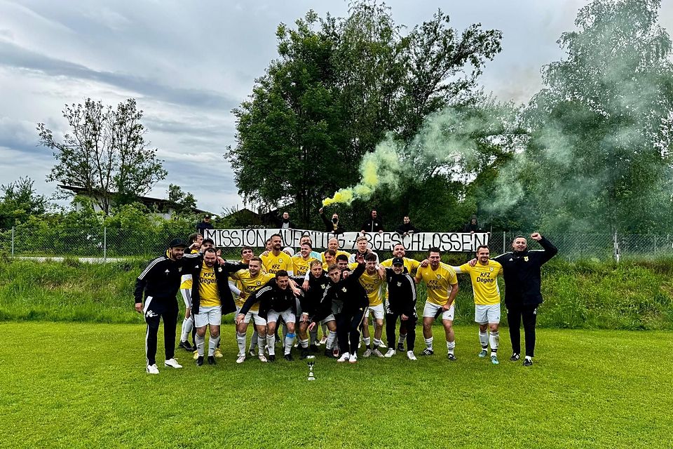 Das Team des TSV Geiselbullach feiert die Meisterschaft