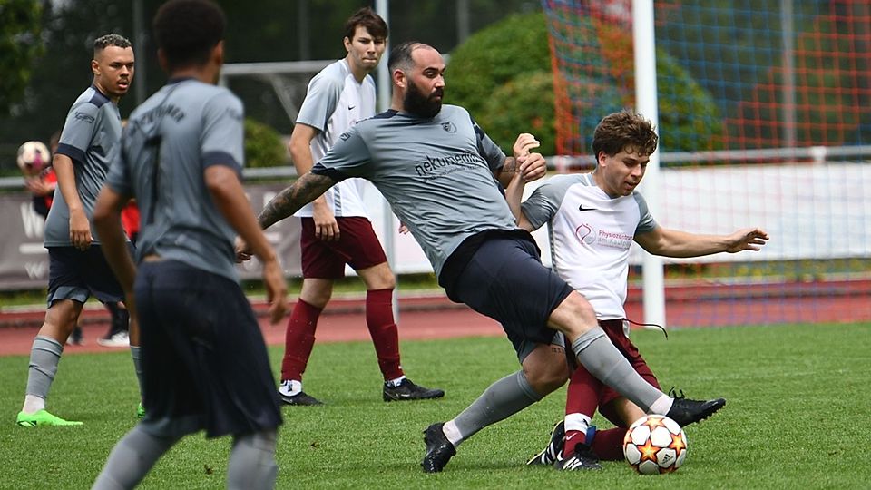 Michael Fischer (in Grau) und der TSV Neutraubling verloren die ersten beiden Saisonspiele.