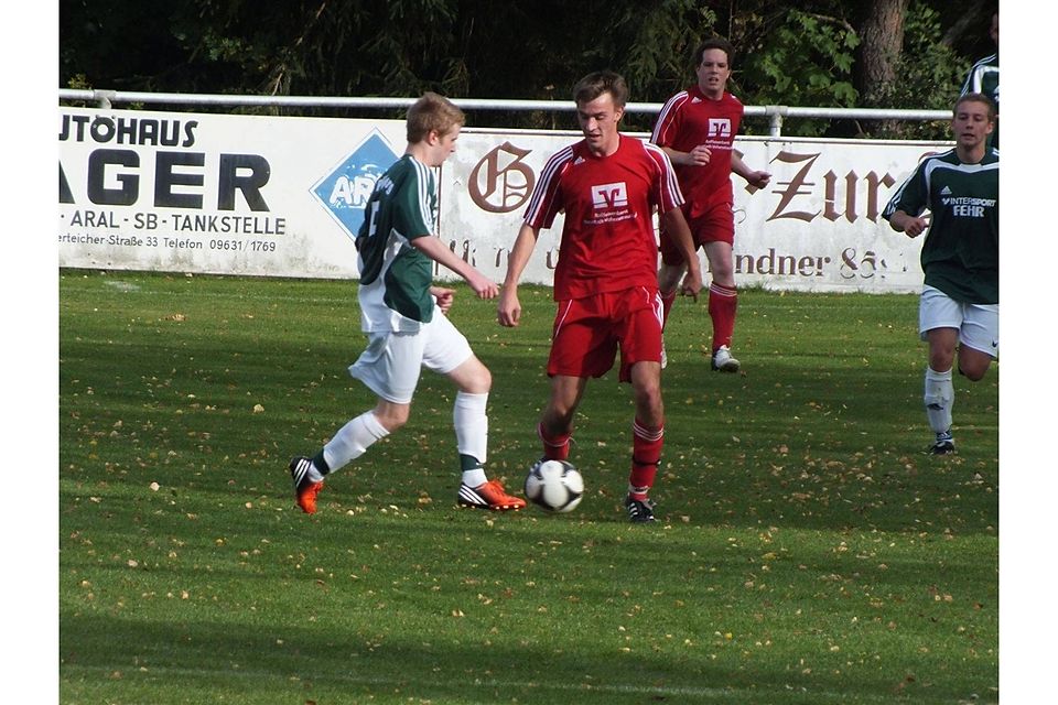 Raab Kilian (2. v.l.) war mit 2 Toren der Matchwinner für die SpVgg Vohenstrauß II  F: Stefan Kastner