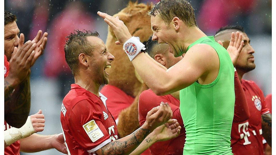 Rafinha und Manuel Neuer jubelten zuletzt nach dem 3:1 gegen Ingolstadt. Foto: Tobias Hase/dpa