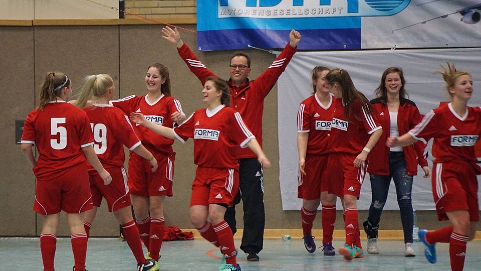 Freude bei den U17-Mädchen der FJSG Bederkesa nach dem Turniersieg. Foto: Volker Schmidt