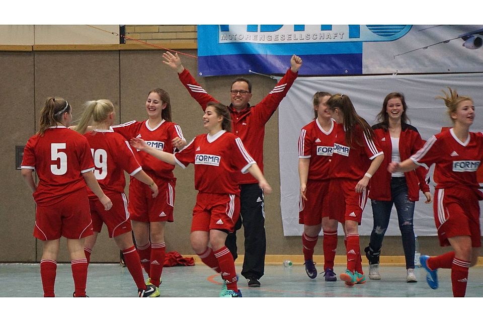 Freude bei den U17-Mädchen der FJSG Bederkesa nach dem Turniersieg. Foto: Volker Schmidt