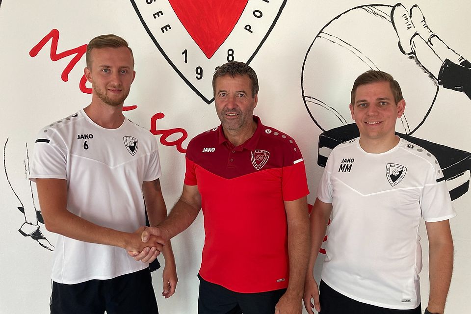 Der neue Co-Spielertrainer Marius Hinkel (links) mit Abteilungsleiter Georg Plank (Mitte) und Trainer Martin Mühlberger.