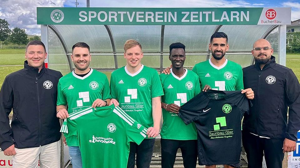 2. Abteilungsleiter Stefan Seiler-Paulus (l.) und Spielleiter Robert Glier (r.) freuen sich auf viele Neuzugänge. Hier Victor Ibrean, Julian Michl, Moussa Keita und Amir Karic (v.l.).