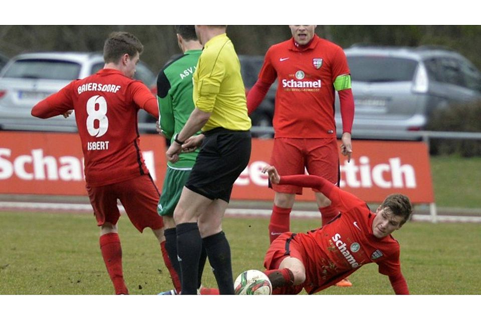 Fallen und wieder aufstehen: Der Baiersdorfer SV (rote Trikots) wird in dieser Saison ordentlich durchgeschüttelt. F: Sippel
