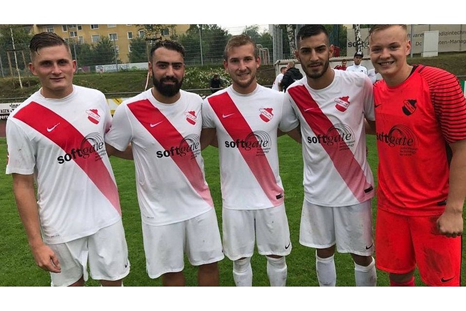 Freuen sich über den ersten Zähler in der Bayernliga (von links): Tim Ruhrseitz, Ahmet Kulabas, Klaus Faßold, Ismail Yüce und Neu-Keeper Sven Gordzielik. F: Rebel