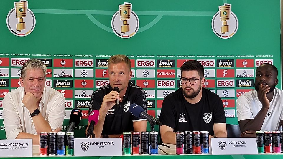Die Pressekonferenz des FC Teutonia 05 (v. li. n. re.): 1. Vorsitzender Liborio Mazzagatti, Trainer David Bergner, Pressesprecher Deniz Ercin und Kapitän Marcus Coffie.