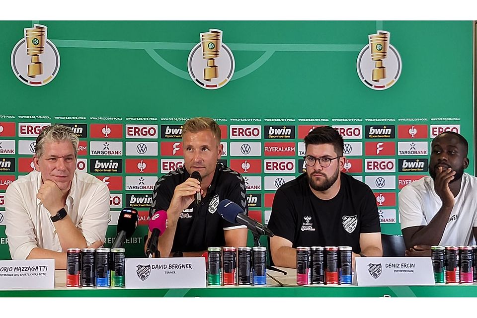 Die Pressekonferenz des FC Teutonia 05 (v. li. n. re.): 1. Vorsitzender Liborio Mazzagatti, Trainer David Bergner, Pressesprecher Deniz Ercin und Kapitän Marcus Coffie.