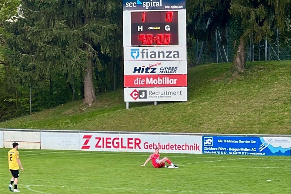 Unterstrass am Boden und der Sieg für Horgen auf der Anzeigetafel.