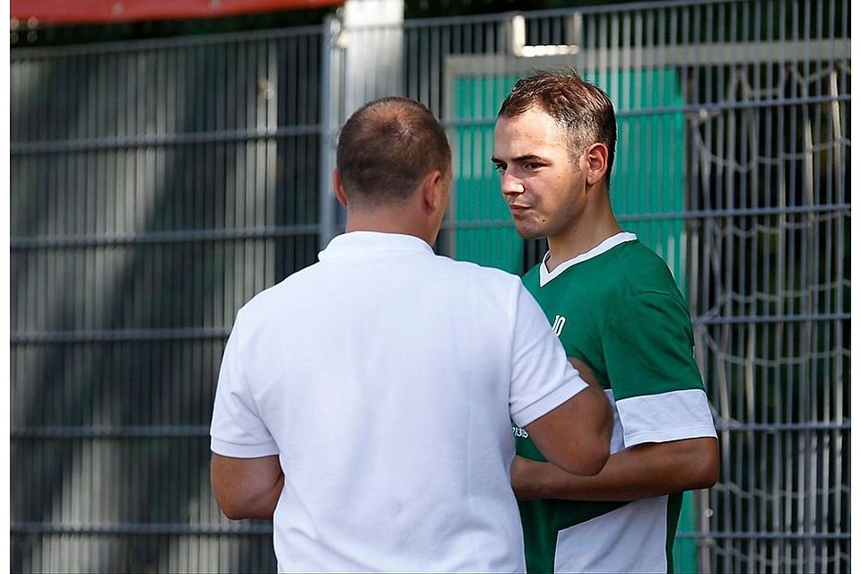 Zeilsheims Trainer Sascha Amstätter (weißes Shirt) wird wohl in dieser Saison gar nicht mehr auf Antonio Bianco (rechts) zurückgreifen können. Archivfoto: Lorenz.