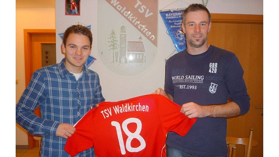 Waldkirchens Teammanager Fabian Bauer (re.)freut sich über die Verpflichtung von Matthias Mühlberger. F.: TSV