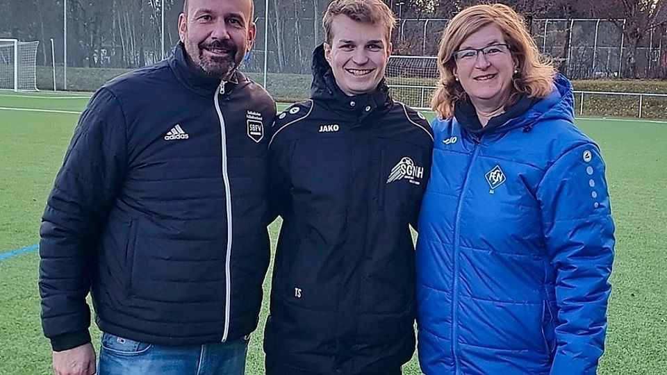 Von links: Michael Seemann (SBFV), Tobias Schuldis, Melanie Ackermann (Jugendleiterin FCN).