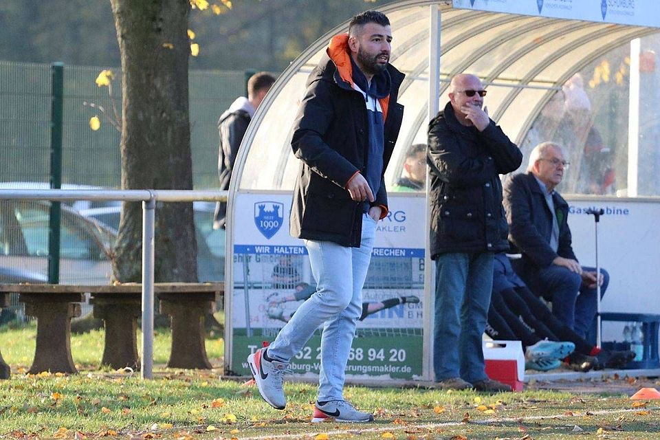 Akribisch an der Linie: Nieheims Coach Ufuk Basdas ist zufrieden mit dem ersten halben Jahr des FCN in der Landesliga.