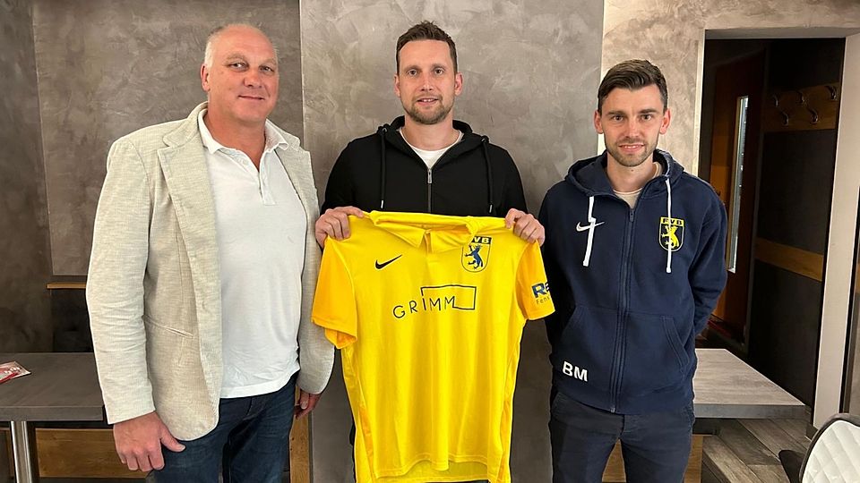 Manuel Konrad (Mitte) mit dem sportlichen Leiter Peter Schoch (links im Bild) und Trainer Bernd Maier