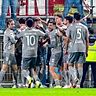 Der SSV Jahn Regensburg bejubelt den Halbfinaleinzug im Bayerischen Toto-Pokal.