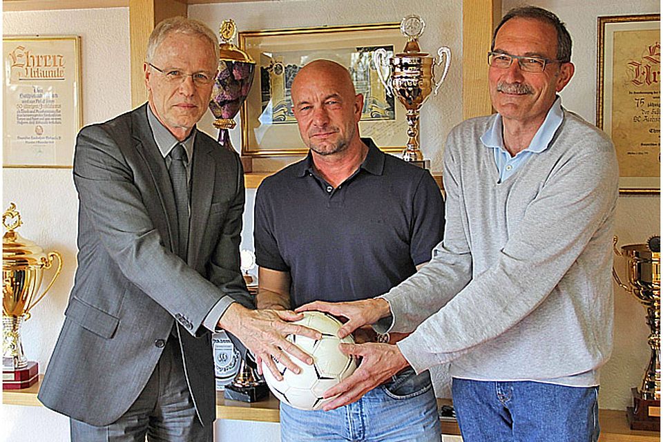 Die Vorsitzenden des BC Aichach Johannes Neumann (links) und Franz Ziegler (rechts) präsentierten den neuen Sportlichen Leiter Frank Burghart.  Foto: Gideon Ötinger