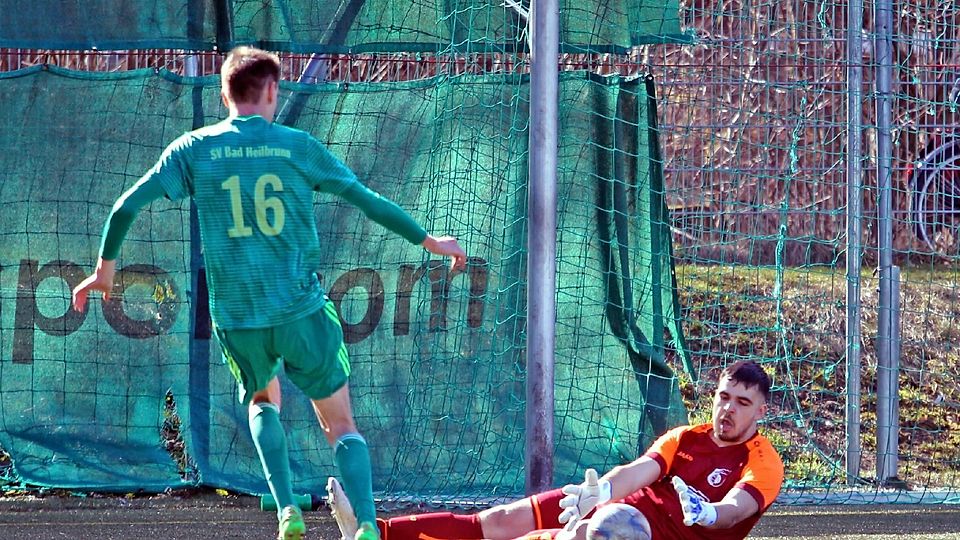 Durch gute Trainingsleistungen hat sich BCF-Torhüter Simon Oppolzer (re.) einen Einsatz im Match gegen Aubing verdient.