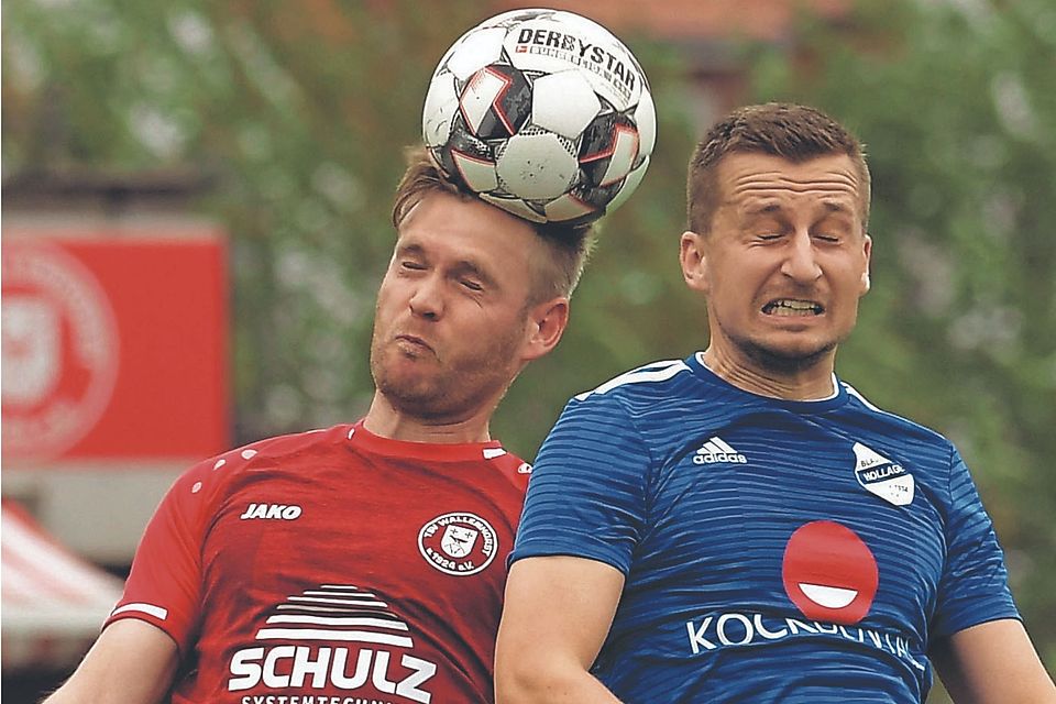 Neuauflage des Gemeindederbys: Im Hinspiel siegte BW Hollage (mit Maximilian Schmidt, blau, damals zweifacher Torschütze) mit 4:3 beim TSV Wallenhorst (Nico Röwekamp). 