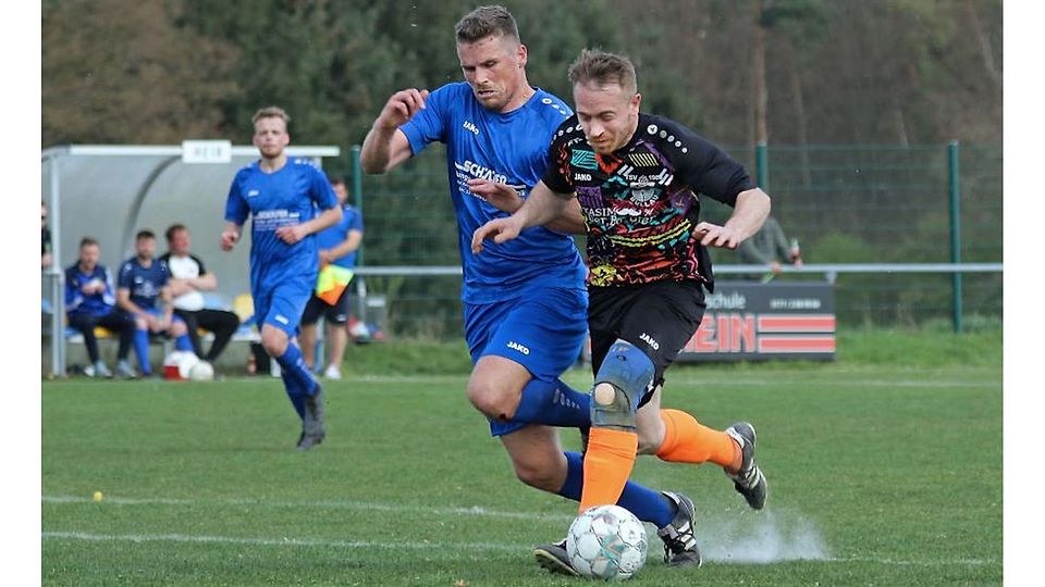 In großer sportlicher Not sind Philipp Ihrig (rechts) und die B-Liga-Fußballer des TSV Bullau. Bei der SG Rimhorn/Neustadt II setzte es eine harbe 0:9-Niederlage.  	Archivfoto: Herbert Krämer