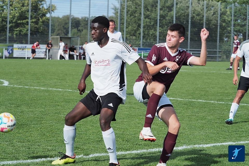 Kuonde Süleymany (links) und der FC Neheim-Erlenbruch mussten sich im Topspiel geschlagen geben.