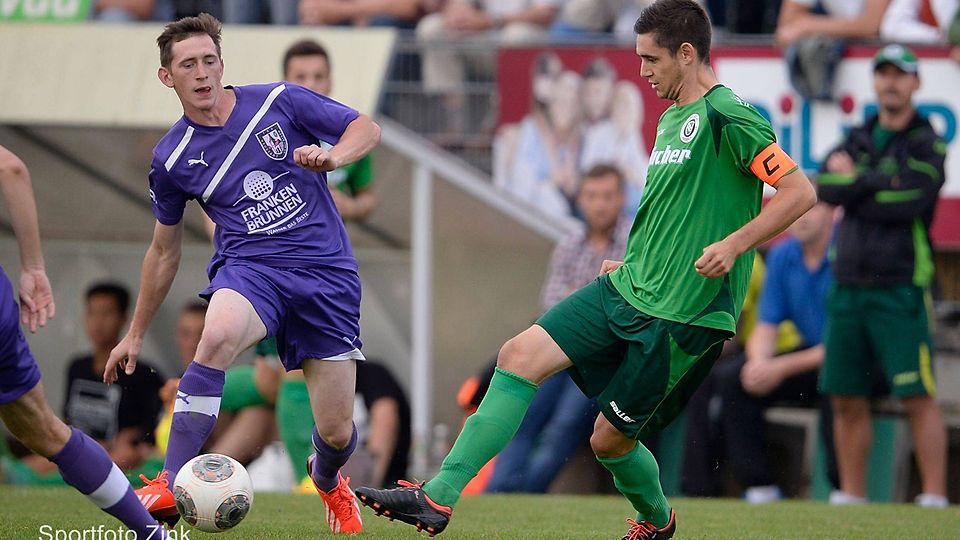 Sven Fleischer (l.), hier noch im Neustädter Trikot im Derby gegen Ansbach um Kapitän Christoph Hasselmeier, will mit dem FVU in die Bezirksliga. F: Zink