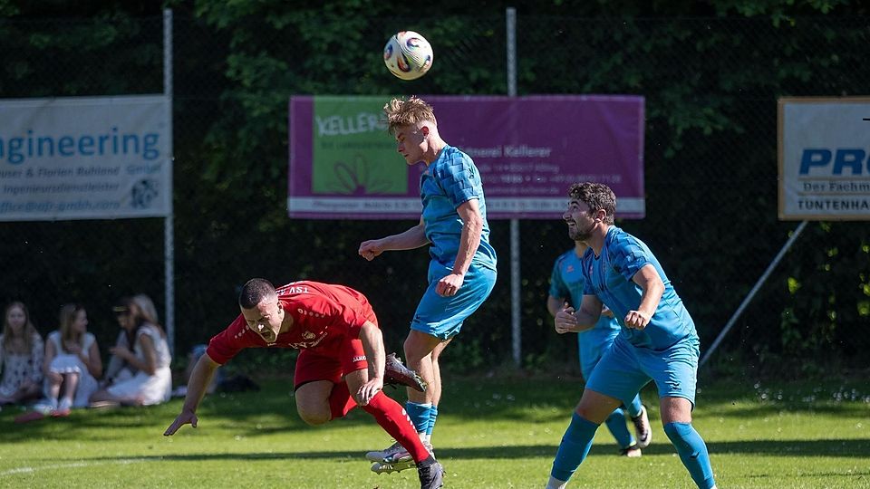 In Bedrängnis, aber am Ende doch gewonnen: Aßling und Andreas Huber (links) müssen nun in die Relegation.