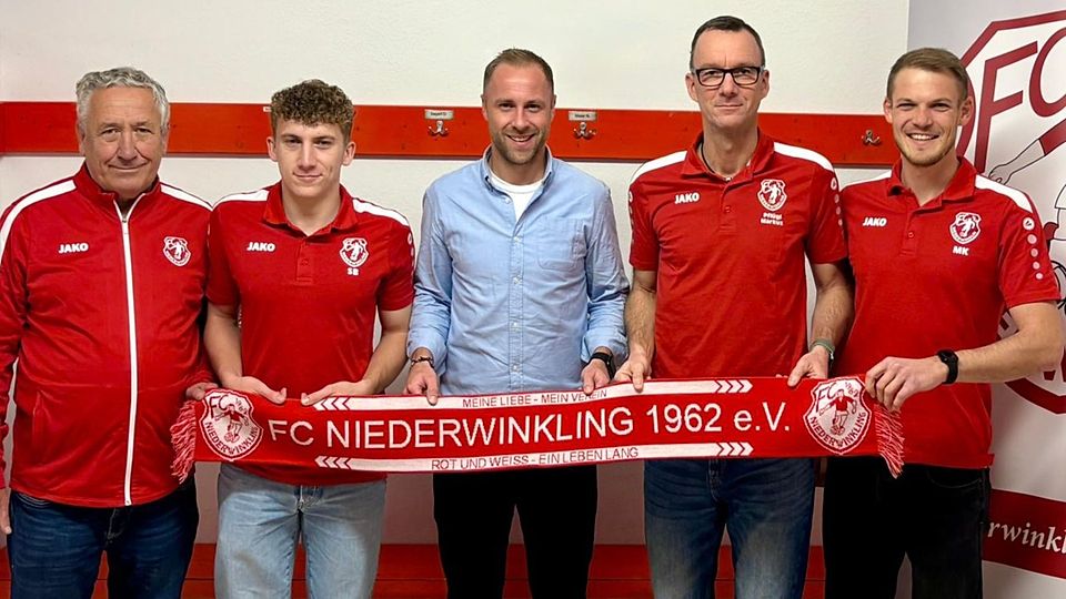 Freuen sich auf die zukünftige Zusammenarbeit (von links): Josef Stadler (1. Vorstand), Simon Bayerl (spielender Co-Trainer), Johann Lauerer (Spielertrainer), Markus Pflügl (Co-Trainer) und Marco Kappl (Sportlicher Leiter).