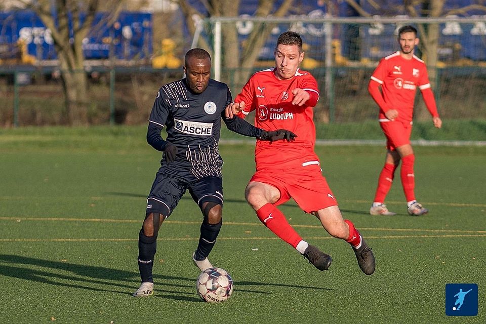 Silas Gnaka (links) läuft in der neuen Saison nicht mehr für Fortuna auf.