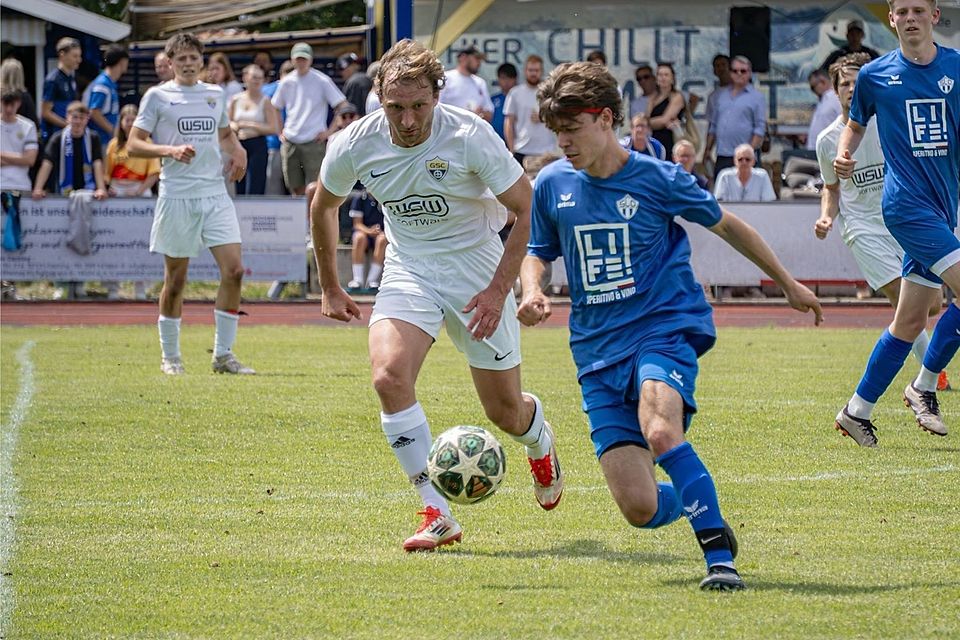 Nach einer knappen Niederlage im Hinspiel braucht der Gautinger SC (weiß) heute gegen den SC Olching II einen Sieg, um den Abstieg noch zu verhindern. Nach einer knappen Niederlage im Hinspiel braucht der Gautinger SC (weiß) heute gegen den SC Olching II einen Sieg, um den Abstieg noch zu verhindern.