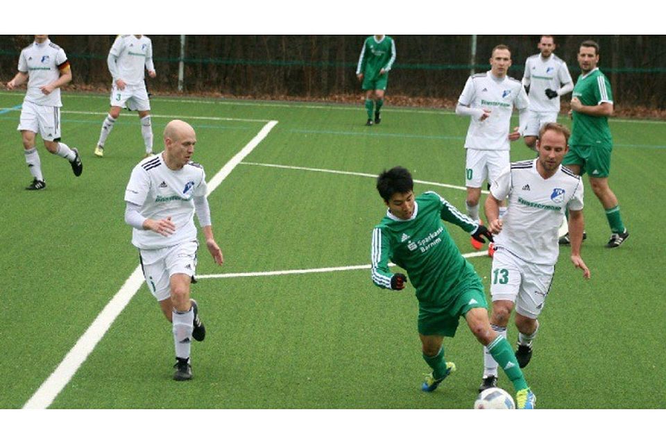 Kaum Platz zum Entfalten: Hiroki Onoda (am Ball) hat gegen VfB-Verteidiger Marcus Dörry einen schweren Stand.  ©Ulrich Gelmroth