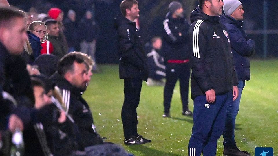 Die Trainer Mike Schwandt (vorne, Dritter von links) und Michael Mayer-Nosbüsch (stehend, Zweiter von rechts) sehen viel Qualität im Team. Die Schwankungen sind aber noch groß.
