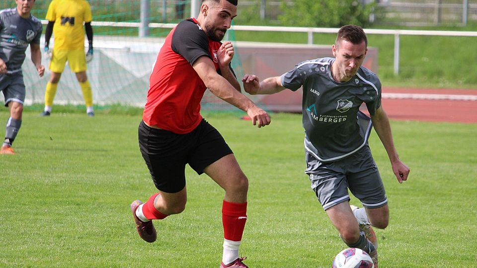 Die DJK Arnschwang (grauer Dress, rechts Florian Kolbeck) unterlag beim FC Kosova mit 1:0.