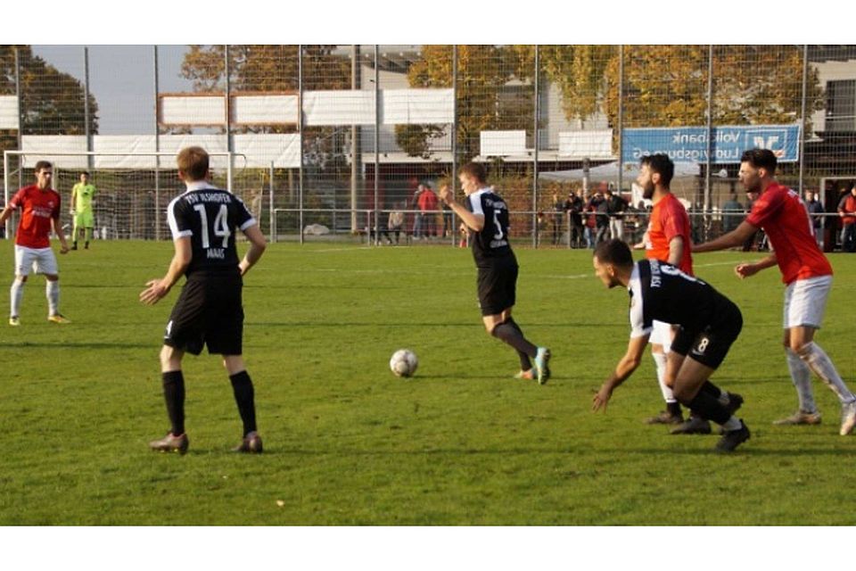 Jannis Gehring (am Ball) behält beim Hinspiel in Neckarrems die Ruhe und kann in dieser Situation für seinen TSV Ilshofen klären.  Archivfoto: Werner Kurz