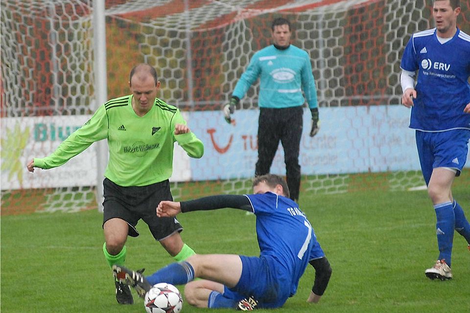 Sauber gestoppt wurden Daniel Schlatterer (grün) und der SVO von der TGVA. Hinten im TGVA-Tor: Florian Wolferseder.	Foto: Anton Schlickenrieder