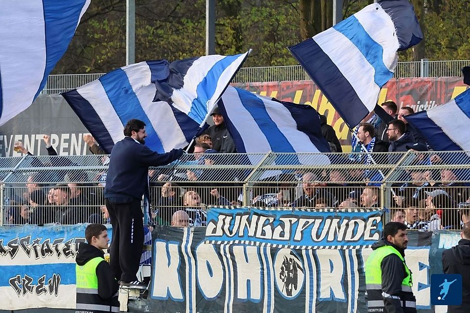 Die MSV-Anhänger wollen die Spieler bei der Abreise einstimmen