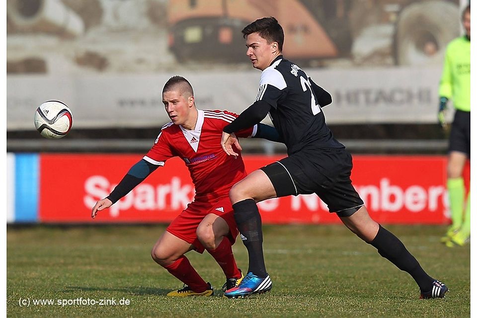 Der TSV Kornburg um Torjäger Szymon Pasko (rot) hat Punkte auf die Erlanger "Spieli" gutgemacht. F: Zink