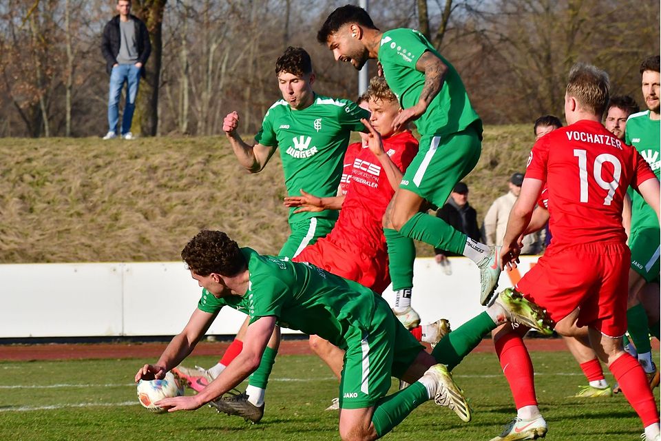 Die Gundelfinger Simon Achatz (vorne) und Mehmet Fidan (rechts) kommen nicht an den Ball, wohl aber Heimstettens Emil Titze. Er lenkte den Ball ins eigene Netz, dann aber ging die Fahne hoch. Der Treffer zählte wegen vermeintlichem Abseits nicht.