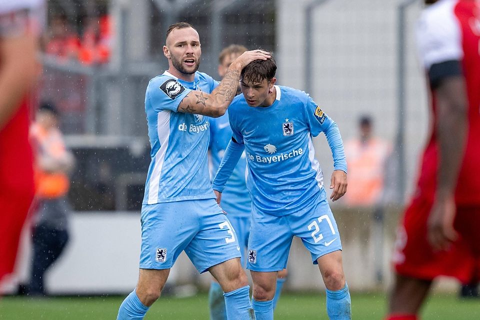 Jubel nach dem Treffer: Patrick Hobsch gratulierte 1860-Talent Raphael Ott zu seinem Debüttor in der 3. Liga.