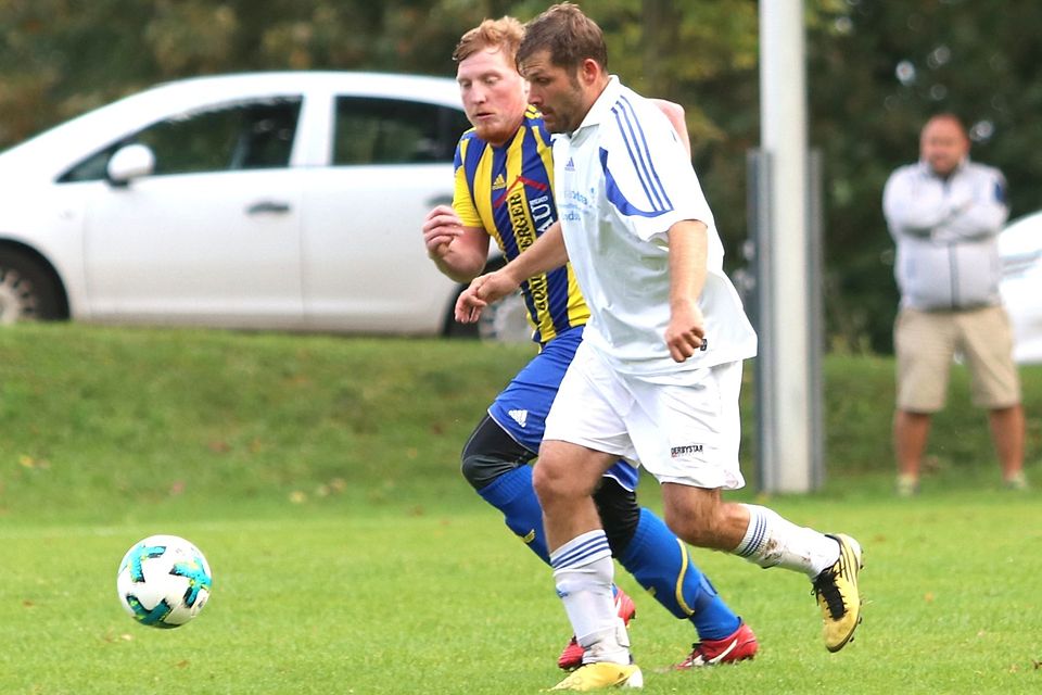 Thomas Kobold (weißes Trikot) wird zusammen mit Benjamin Magg das neue Trainergespann beim SV Tussenhausen bilden.