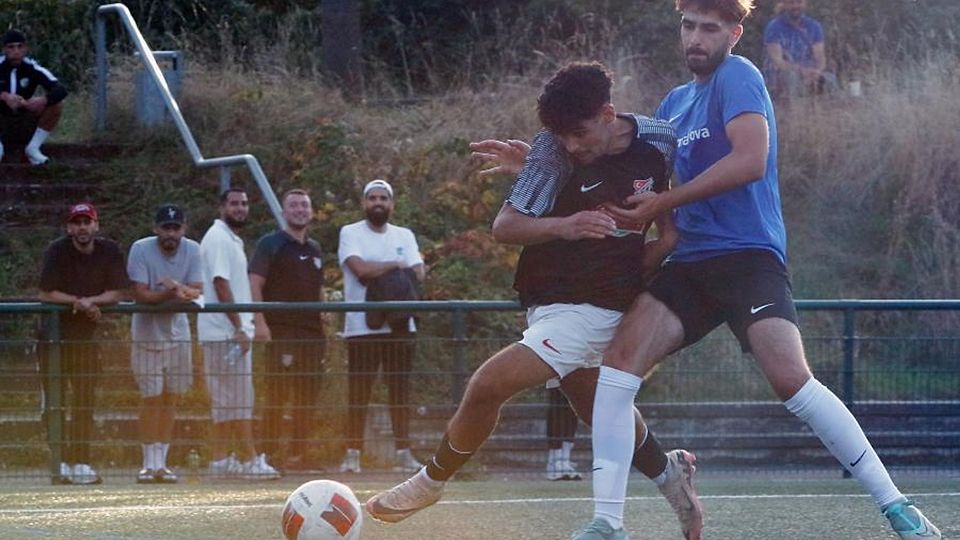 Eine klare Angelegenheit war das Rüsselsheimer A-Liga-Derby. Der FC Türk Gücü Rüsselsheim (links Yassin Bouazzati) überrollte den FC Hillal (rechts Marouan Ayada) mit 7:0.	Foto: Andre Dziemballa
