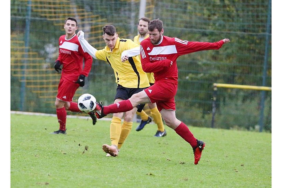 Die Rüdesheimer (gelbe Trikots) gewannen das A-Klassen-Verfolgerduell gegen die SG Fürfeld/Neu-Bamberg/Wöllstein mit 3:0 Toren. Hier stört Silas Justin Glockner (links) seinen Gegenspieler Dominik Gerhardt.	Foto: Edgar Daudistel