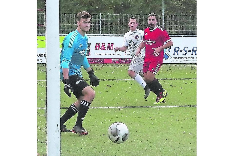 SV Helpenstein – FSV Columbia Donnerberg 9:0: Beim munteren Toreschießen des SV Helpenstein trifft Julian Hahn (weißes Trikot, im Hintergrund) zum 5:0.