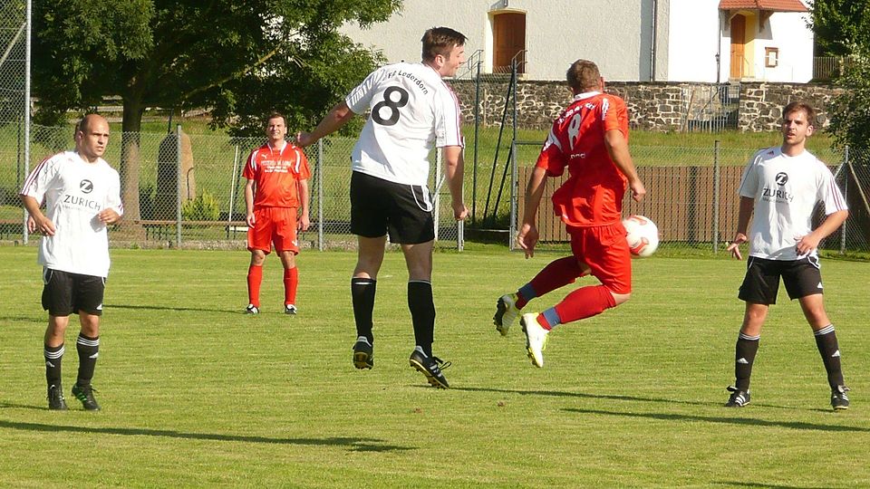 Lederdorn (li) gelingen bisher nur wenig hohe Sprünge in dieser Saison. F: Josef Stern