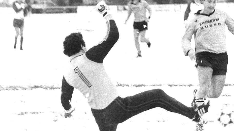 Eiskalt im Abschluss: Der technisch starke Ernst Wiesmüller (r., im Dress des FC Moosinning) war auch auf Schnee kaum zu stoppen.