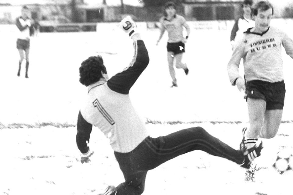 Eiskalt im Abschluss: Der technisch starke Ernst Wiesmüller (r., im Dress des FC Moosinning) war auch auf Schnee kaum zu stoppen.